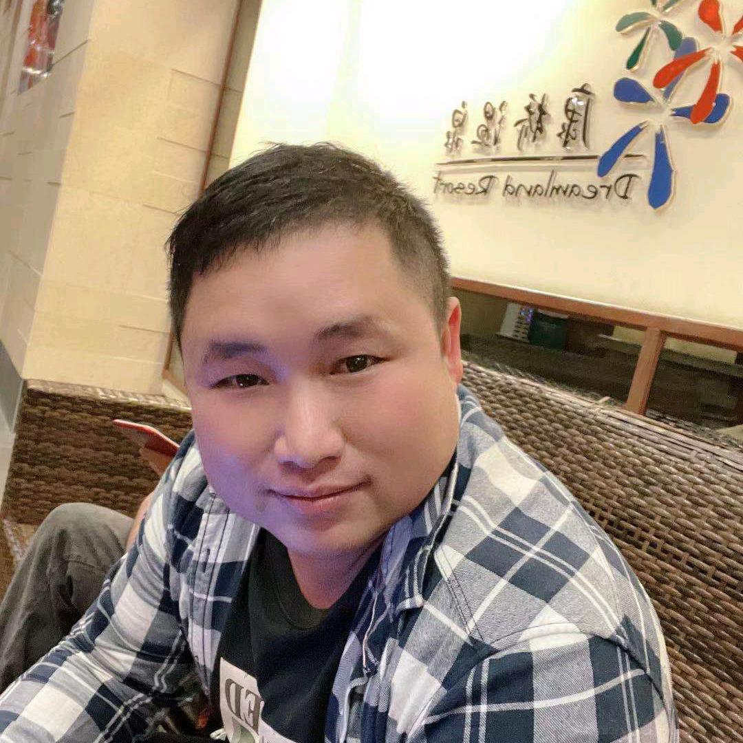 嘴角弯的微笑