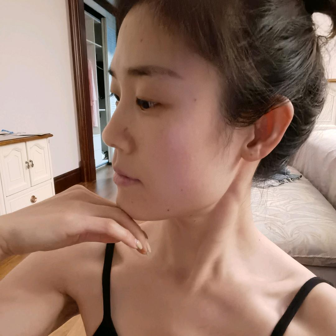 小眼睛老阿姨