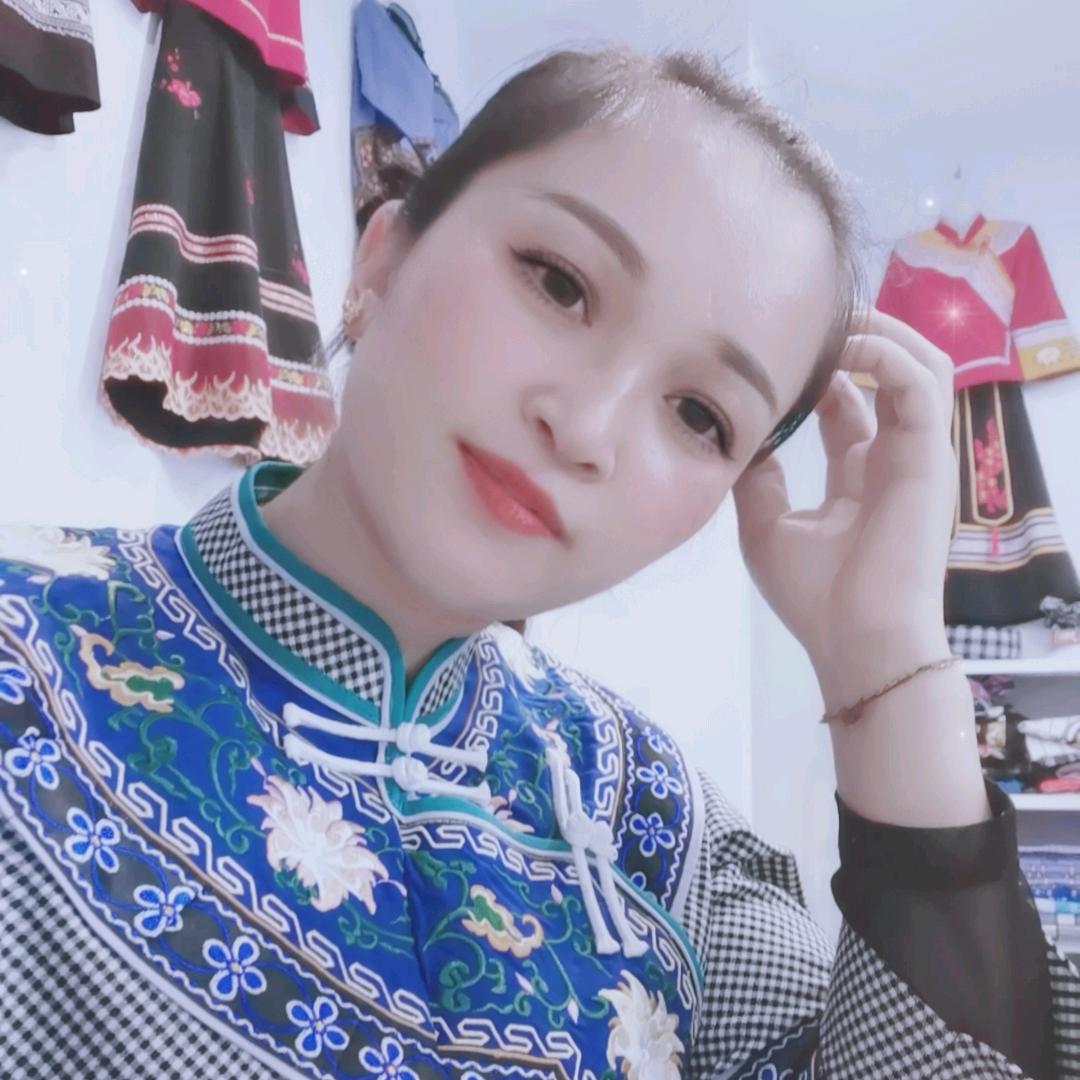 安龙姐妹民族服饰