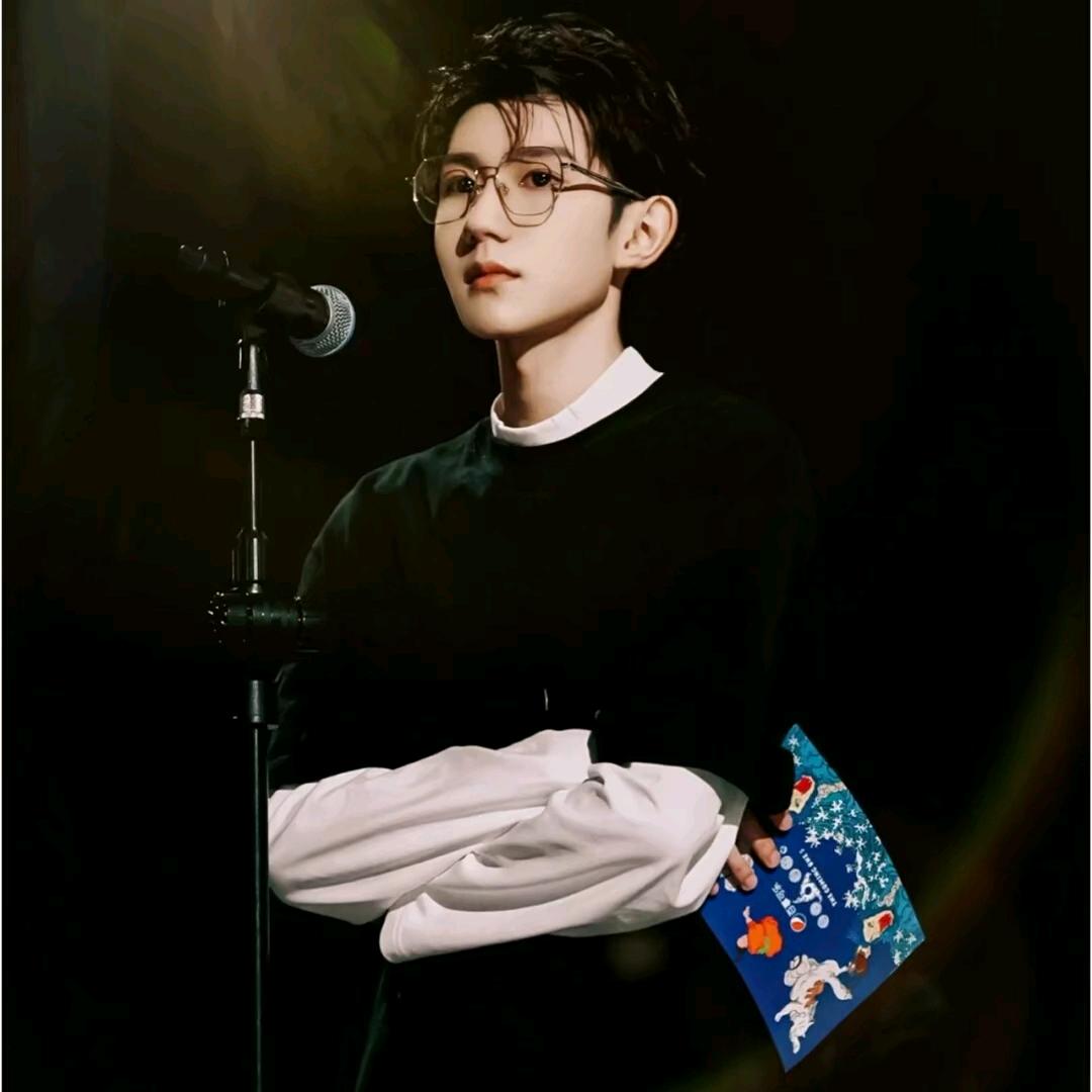 呵呵和谁去的