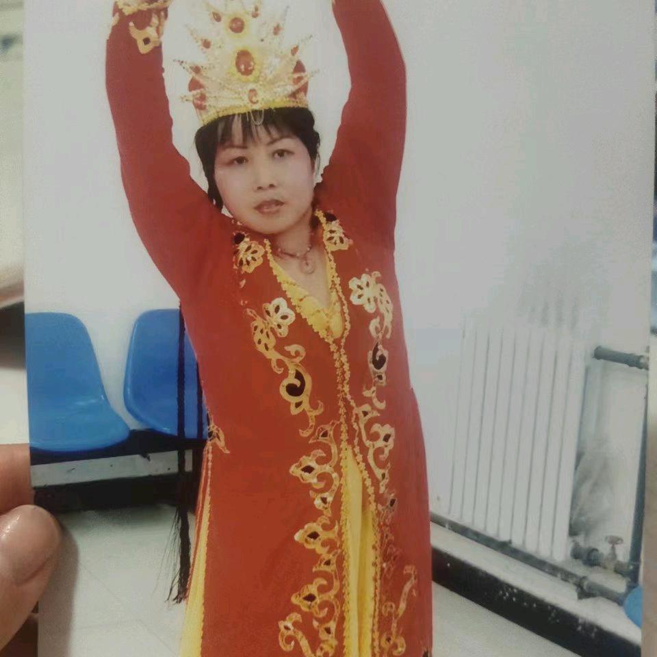 娜娜爱跳舞。李