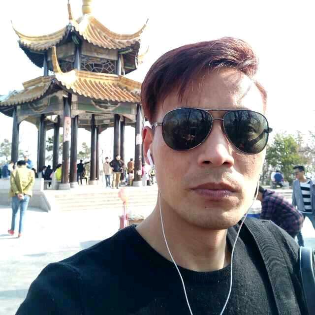 走在人海中的人