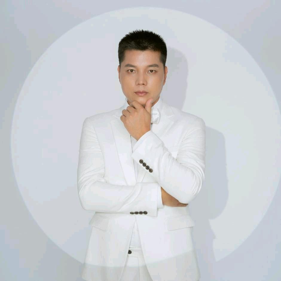 林歌 汽车服务员