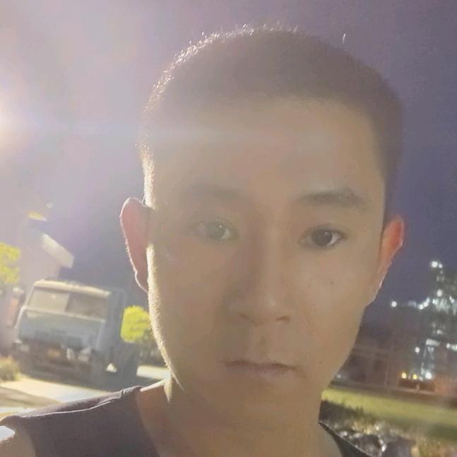 一个行走在街道的人