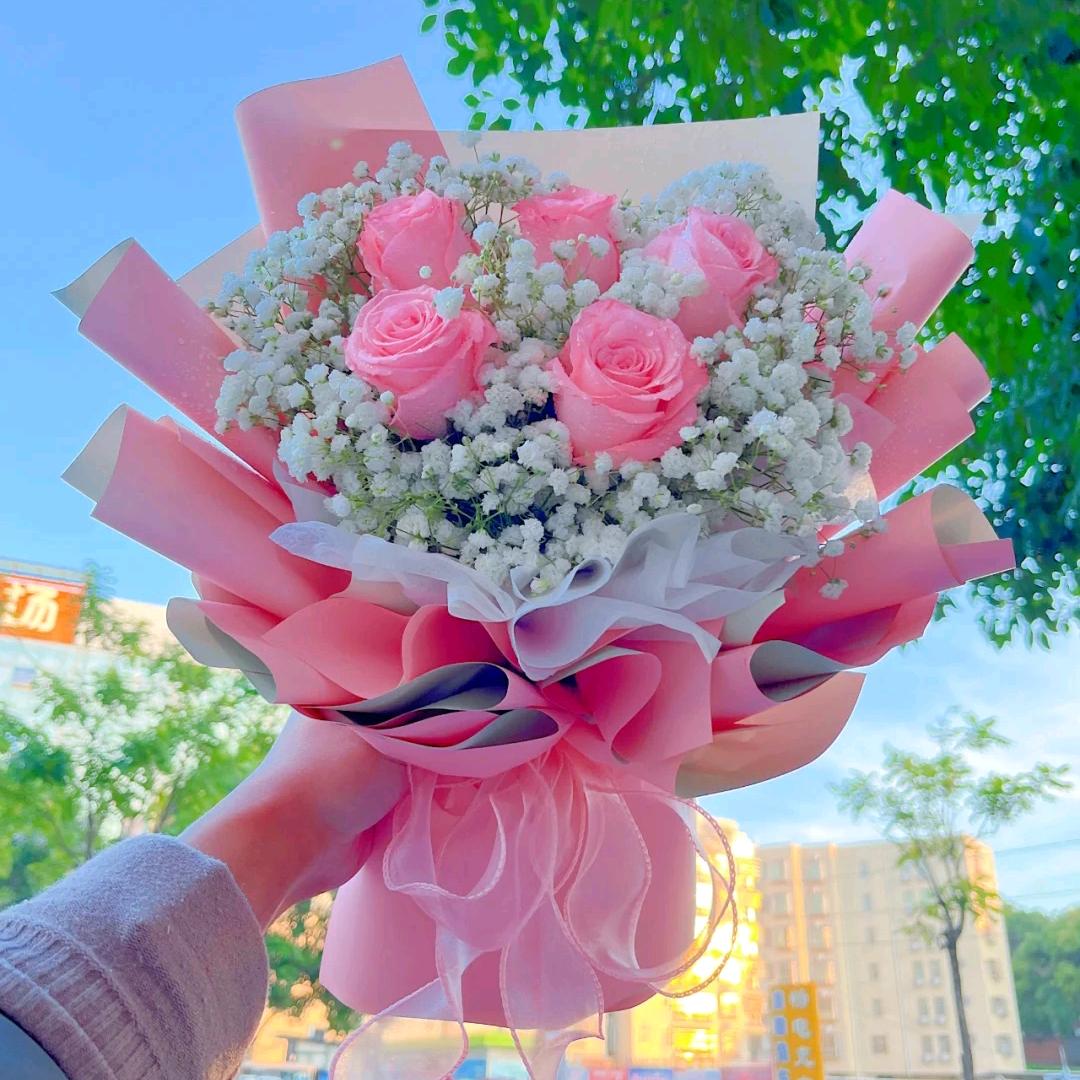 卖花的小姐姐努力搬砖中…