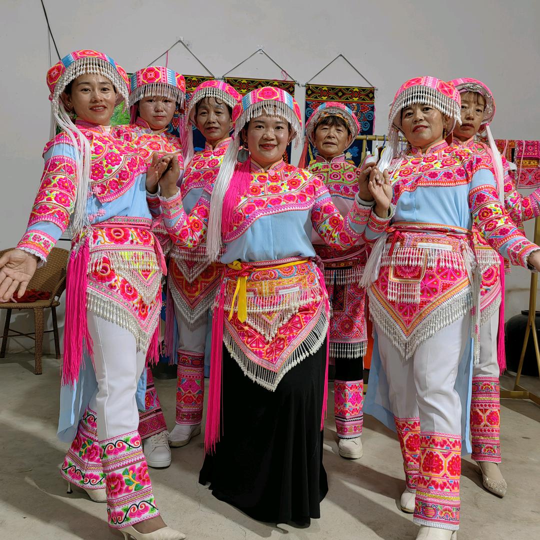 彝村殷小妹团队