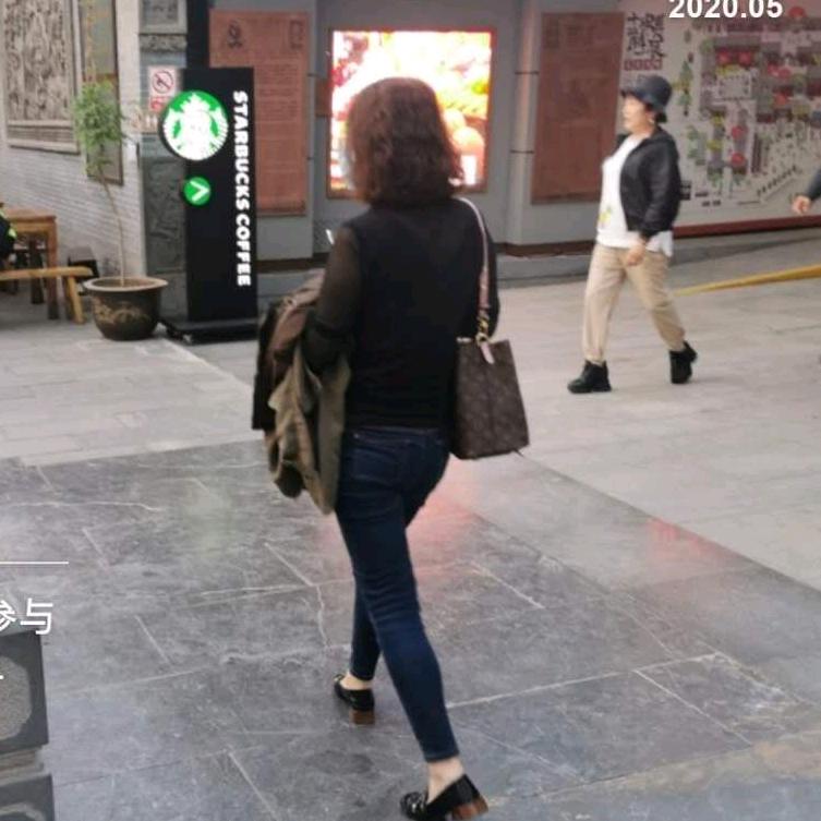 细嗅蔷薇。