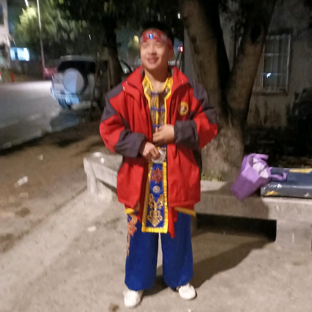 小华。
