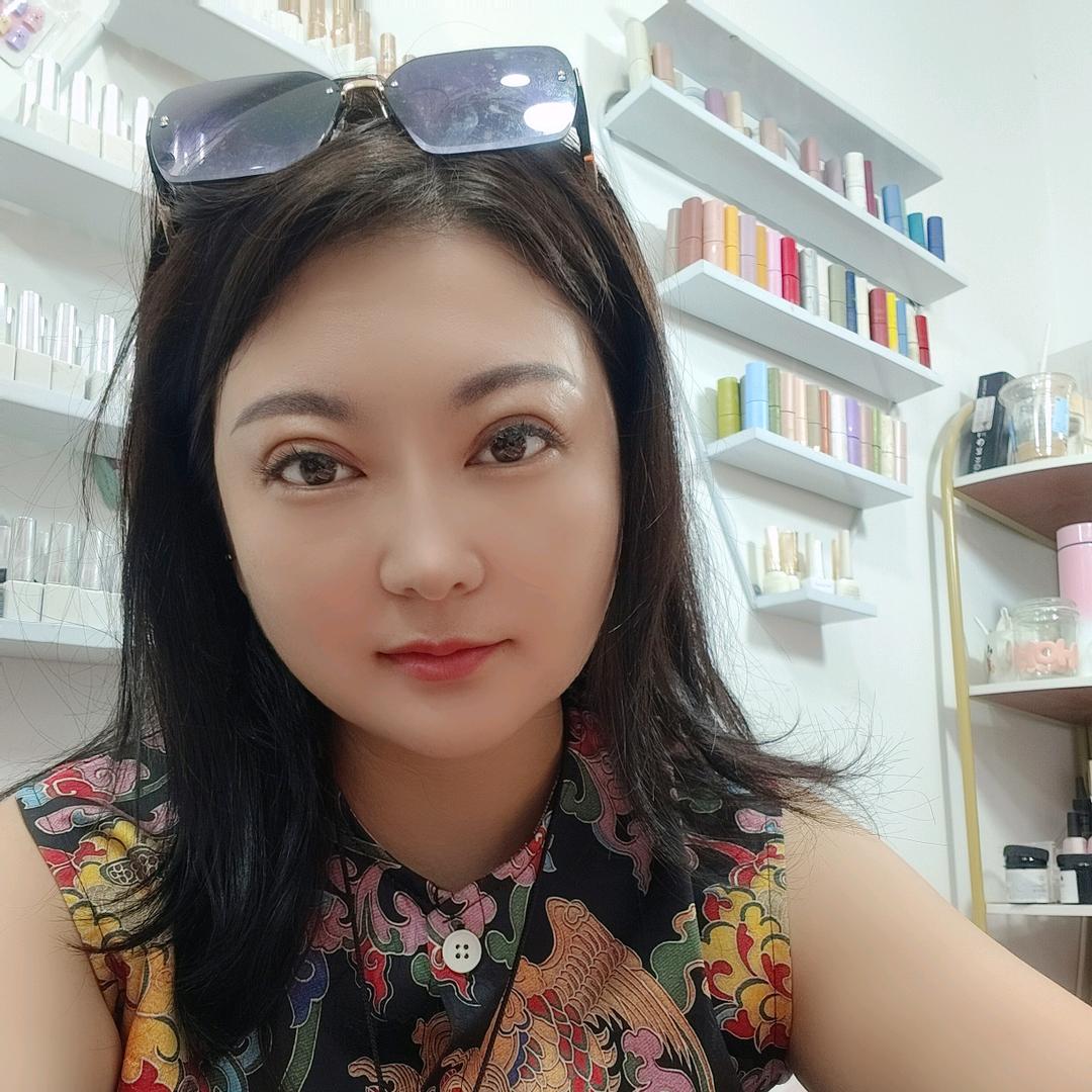 做护肤的小姐姐