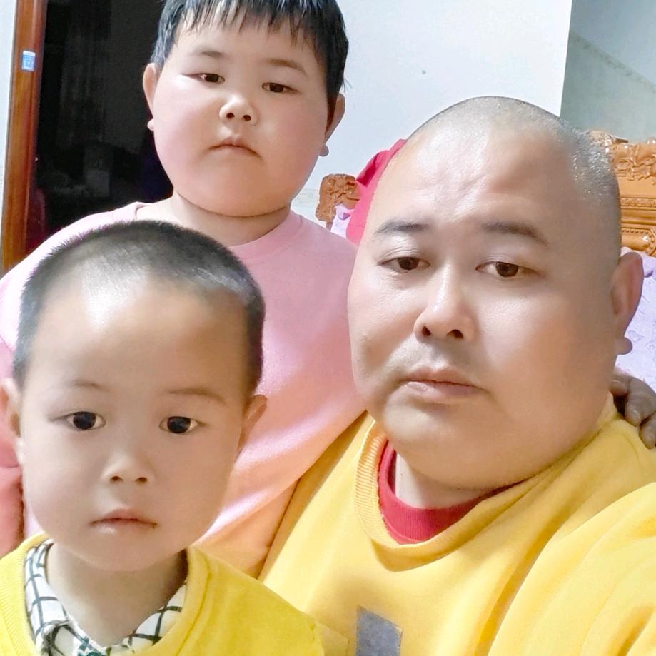 何师傅兴宁贴瓷砖装饰