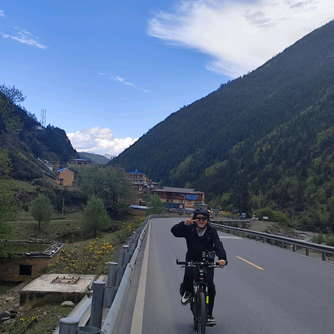 小陈在骑自行车到达西藏