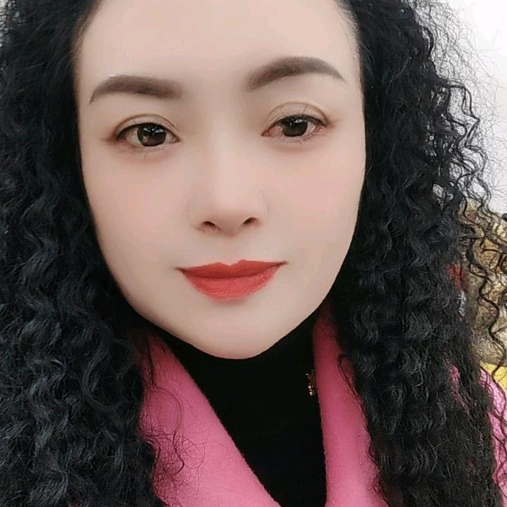 天柱：三小学校女人依依服装名店