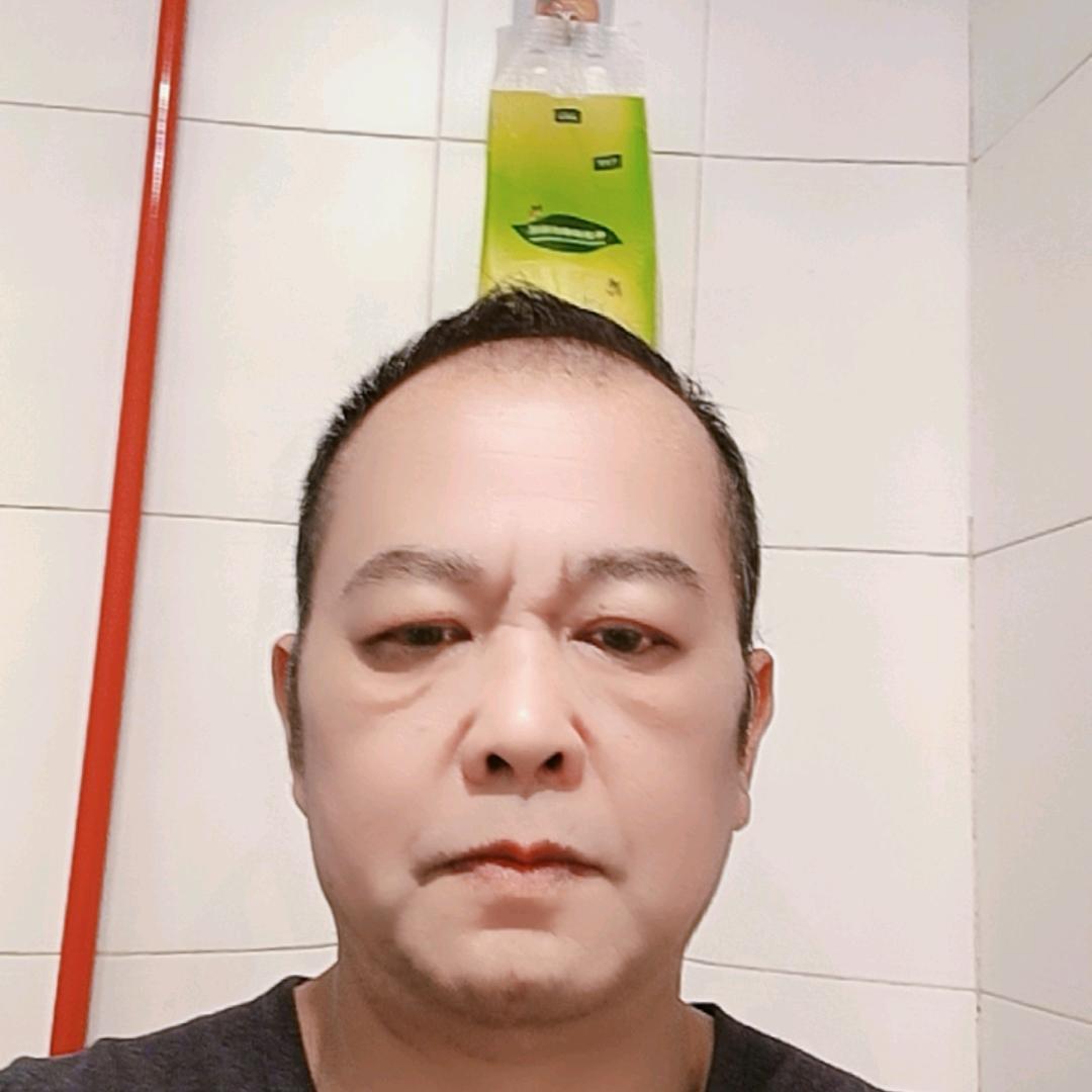 左手点烟