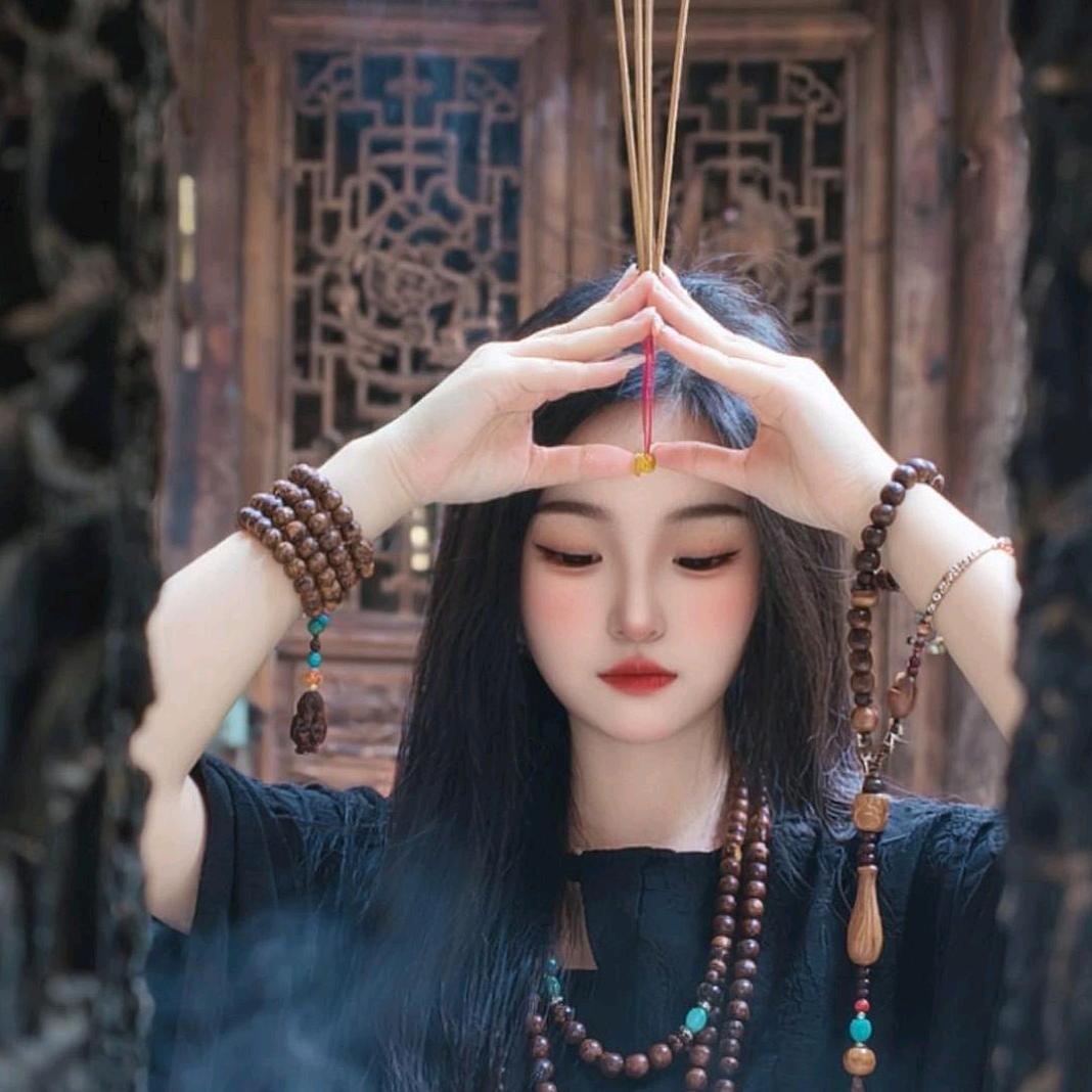 一个沉默寡言的美少女