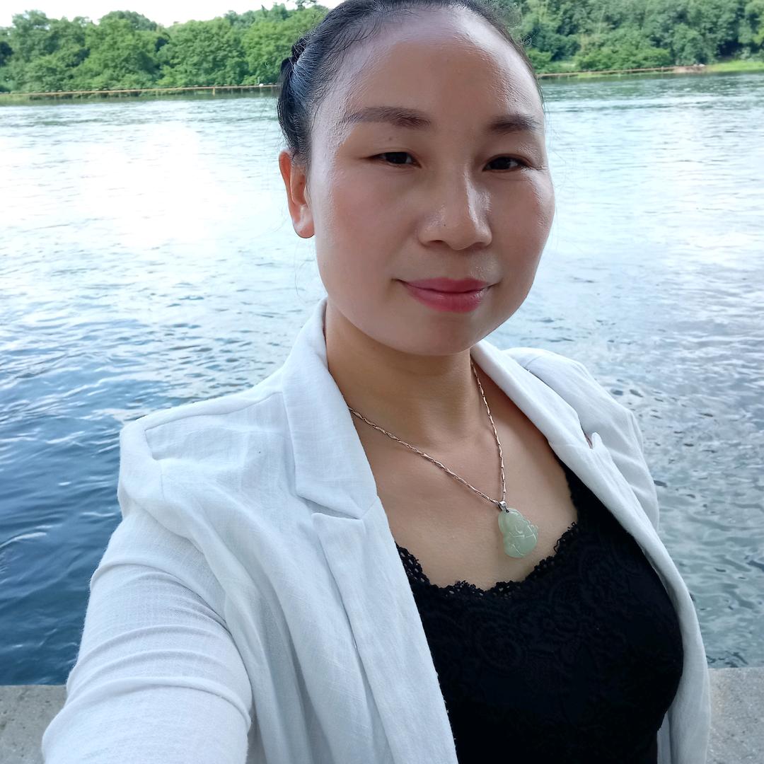 芳+心8点半唱歌聊天主播