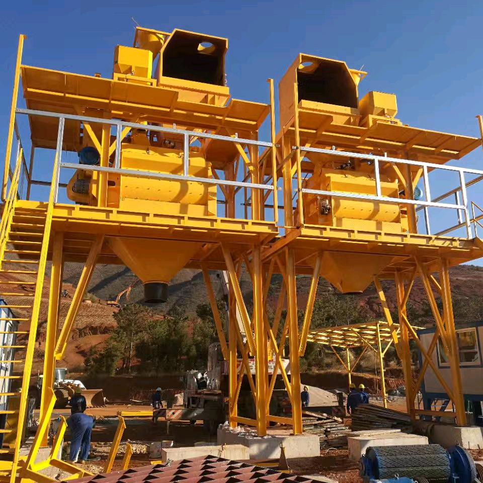 开搅拌机的小李