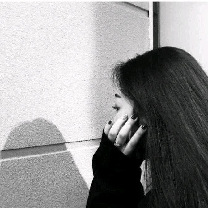 街灯の下の少女