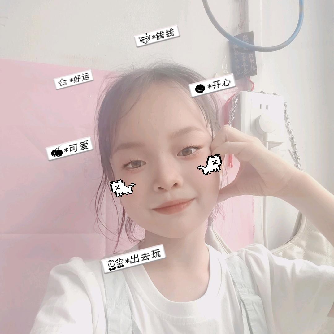 是一只正在呲狗的猫