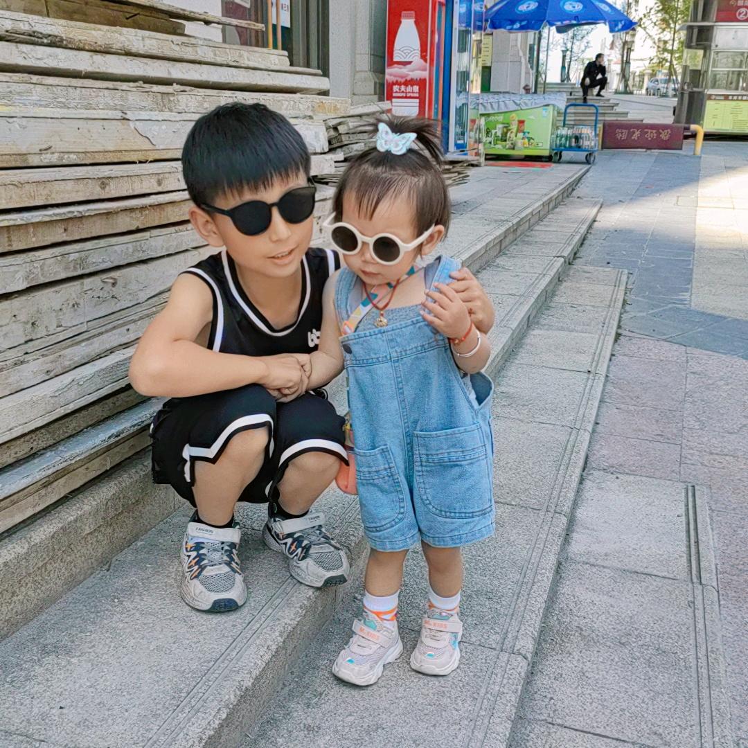 是艾米和哥哥吖