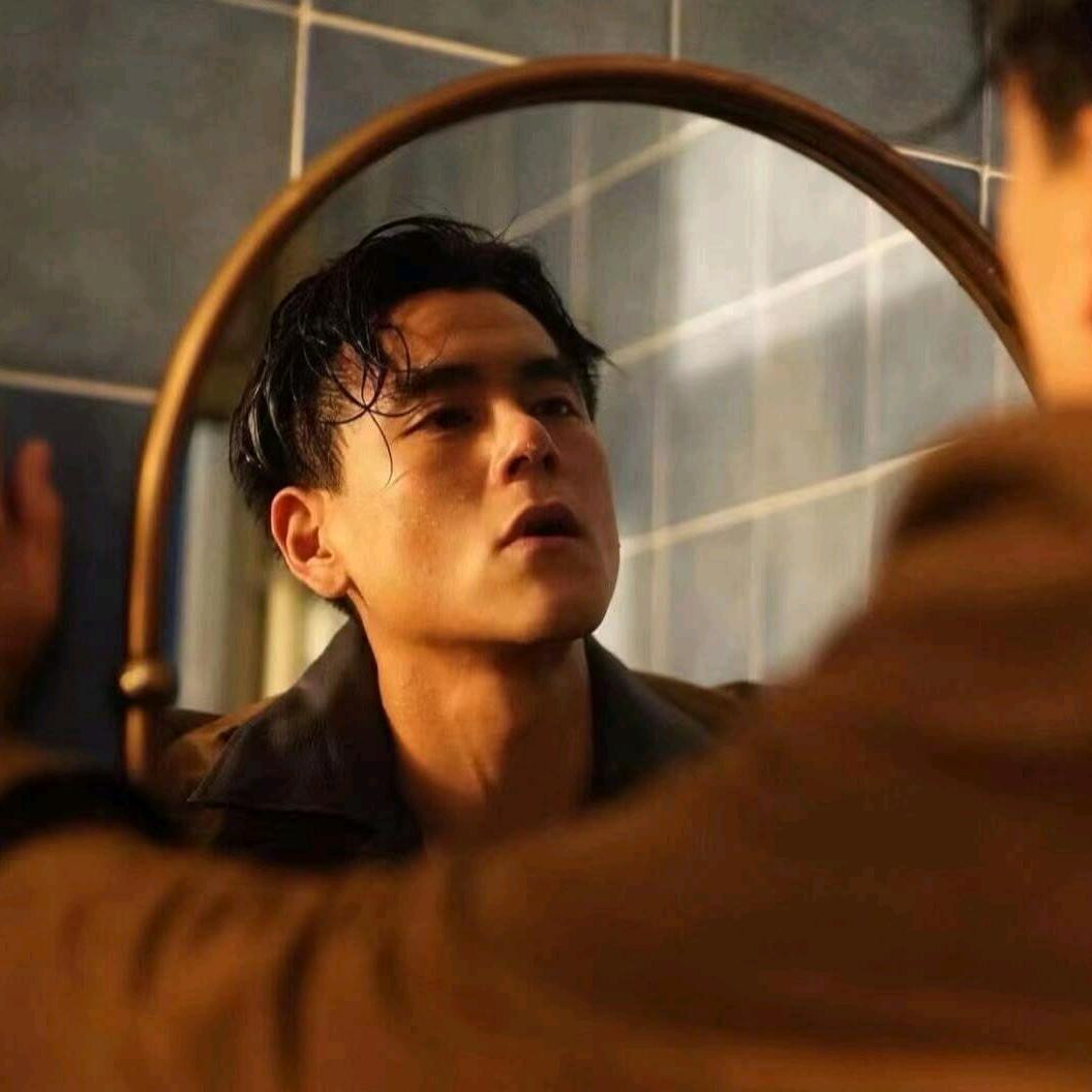 手拿菜刀砍电线