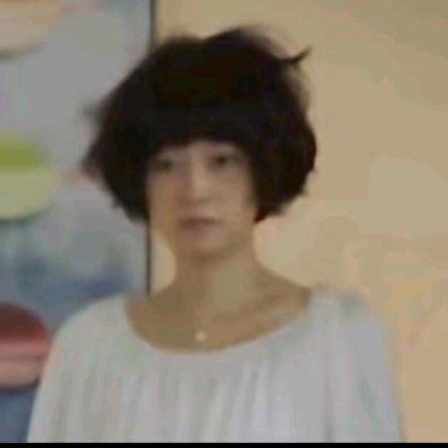 一朵风中摇曳的水仙花