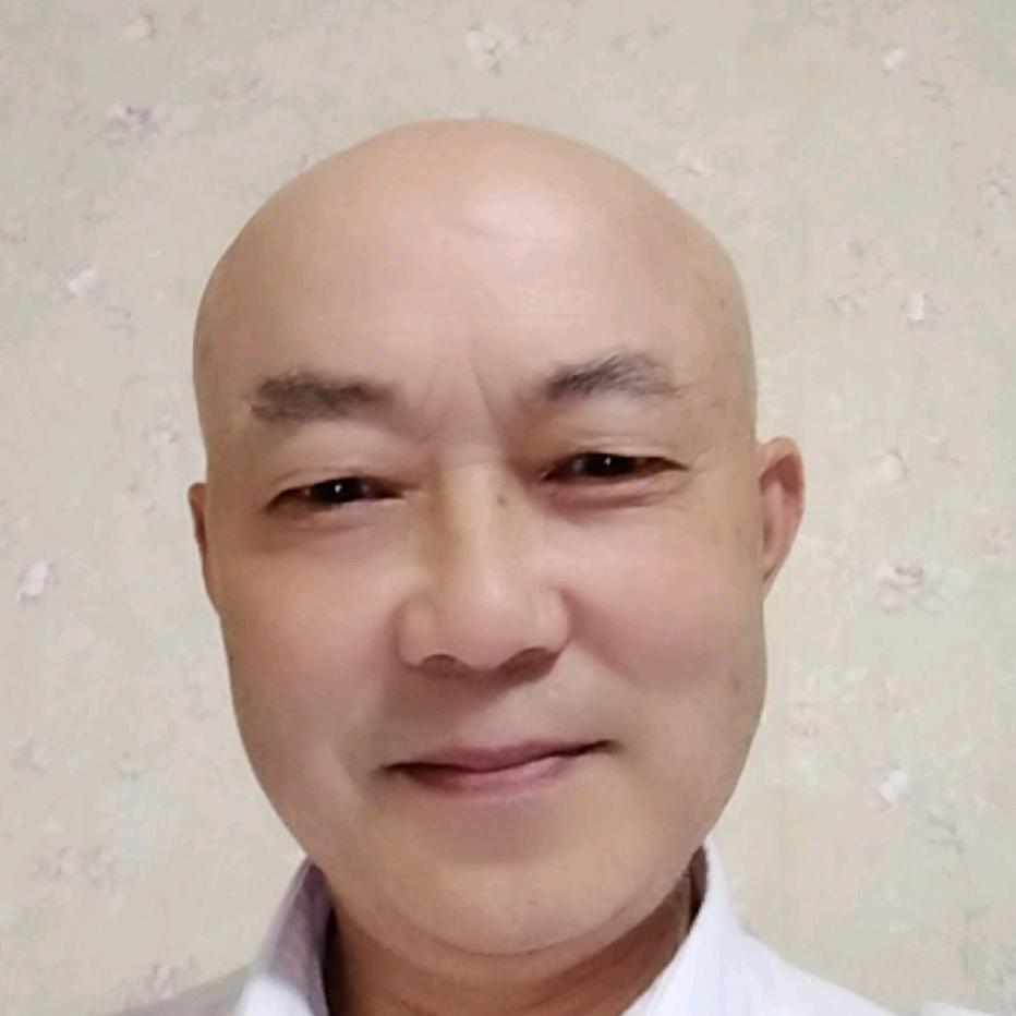 喜欢玩抖音的丑老头