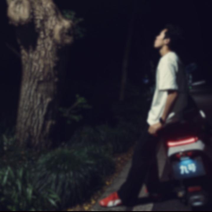 骑老太太怒闯红灯