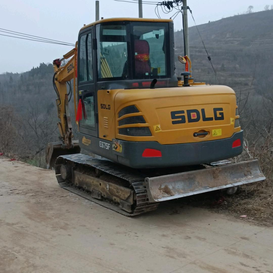 开挖掘机的博娃