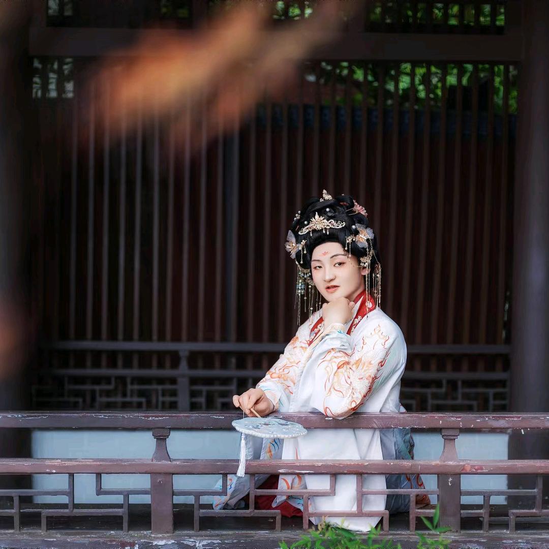 何事秋风悲画扇