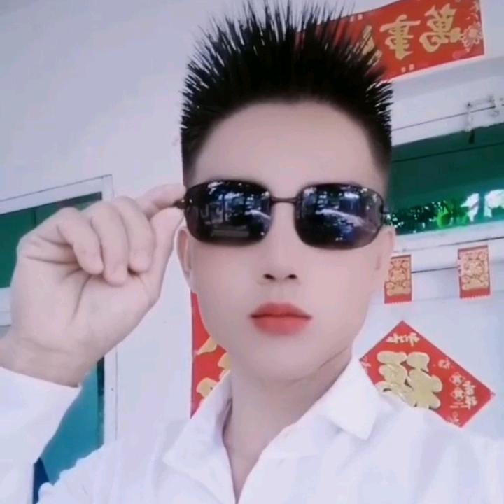 阿 文。