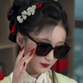 光着膀子背双肩