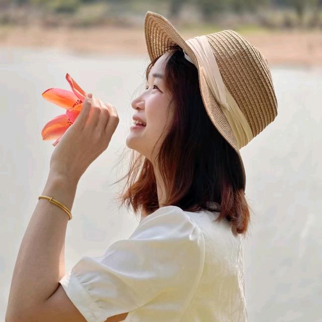 捏我小肥脸