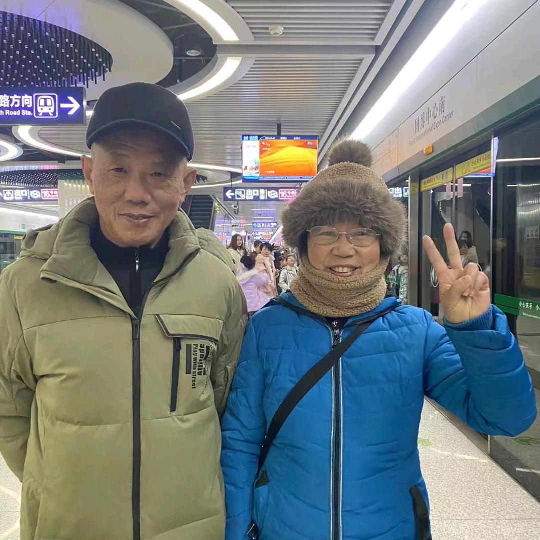 老来乐和老陈俩夫妻20：05直播（求赞）