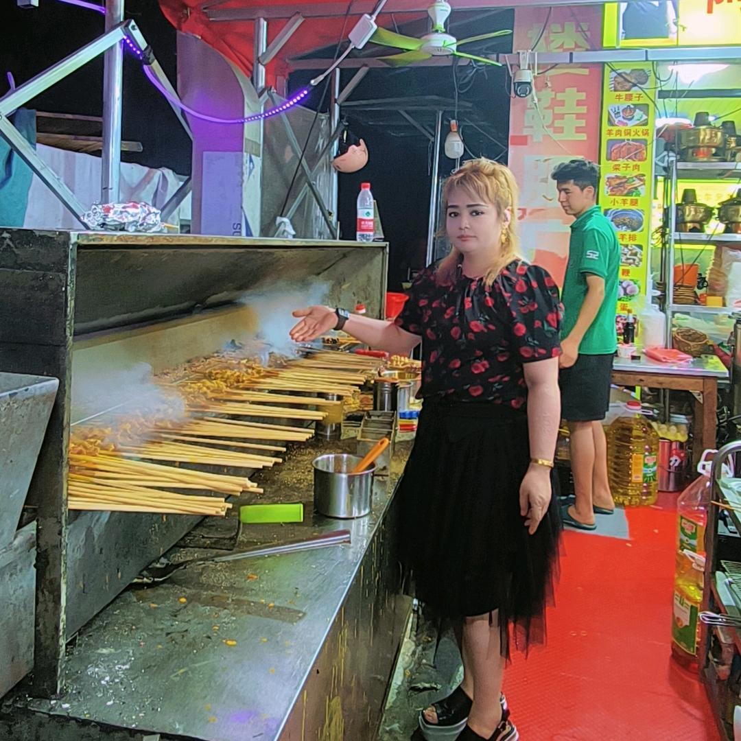 新疆羊肉店的老板娘