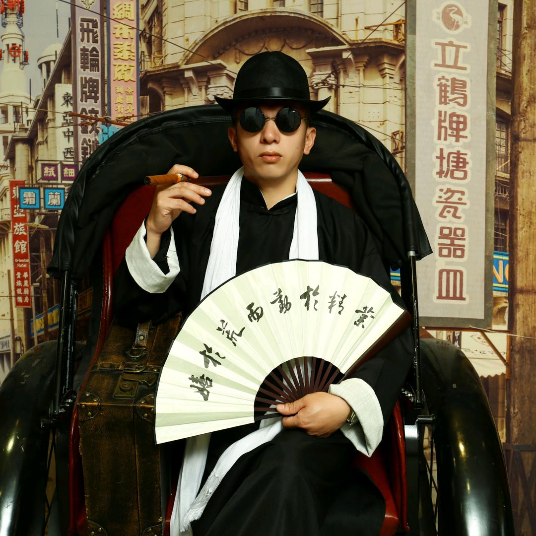 烟歌踏雨行。倚窗风落泪。