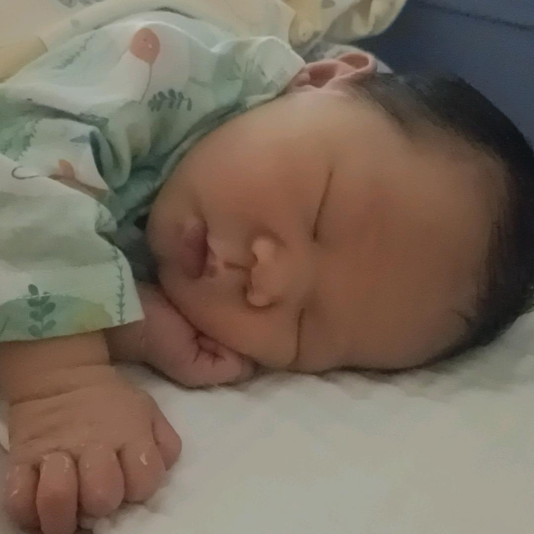 小吴在贴膜（摆摊中）