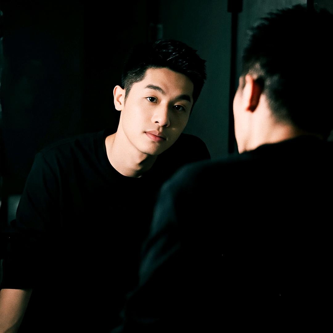 穿着板鞋去打球，