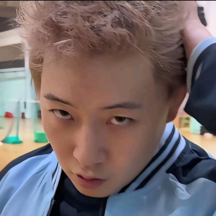 冷不丁梆梆就两拳