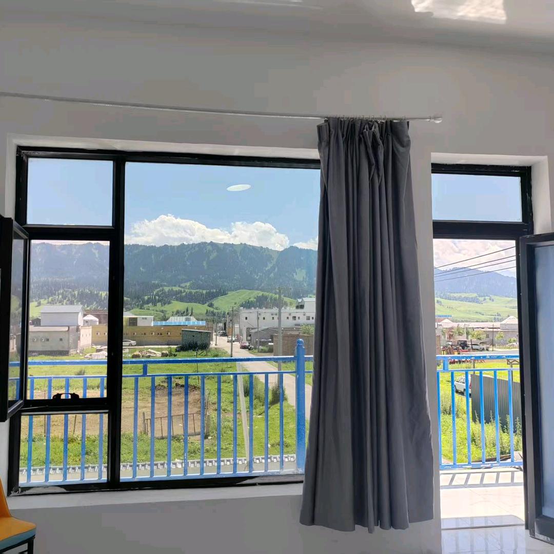 那拉提望山云镜民宿