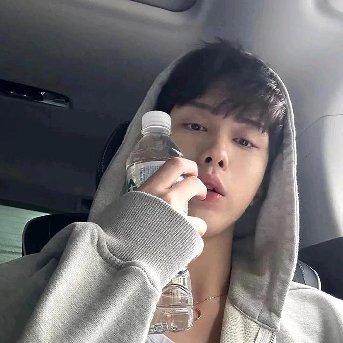 02-.-
