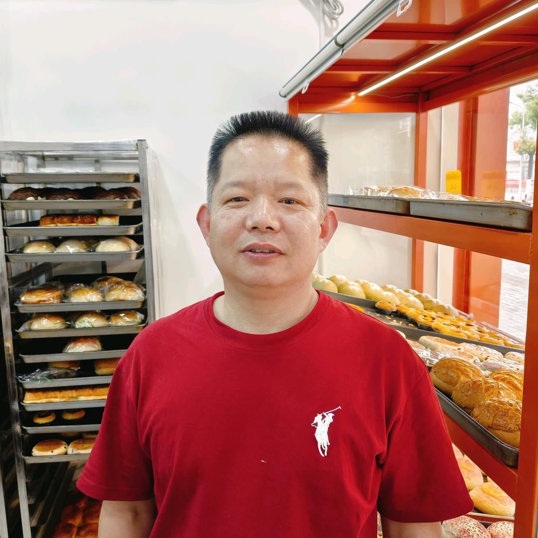 平江轻森2元面包店