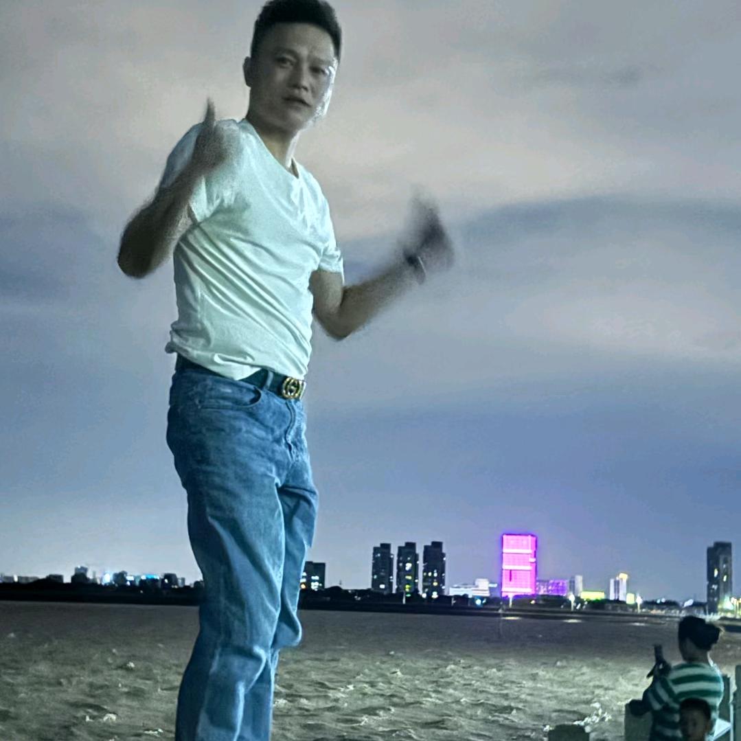 礼貌的微笑