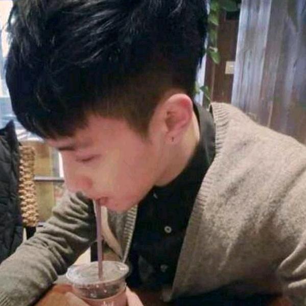 西装暴徒深夜捡可乐瓶