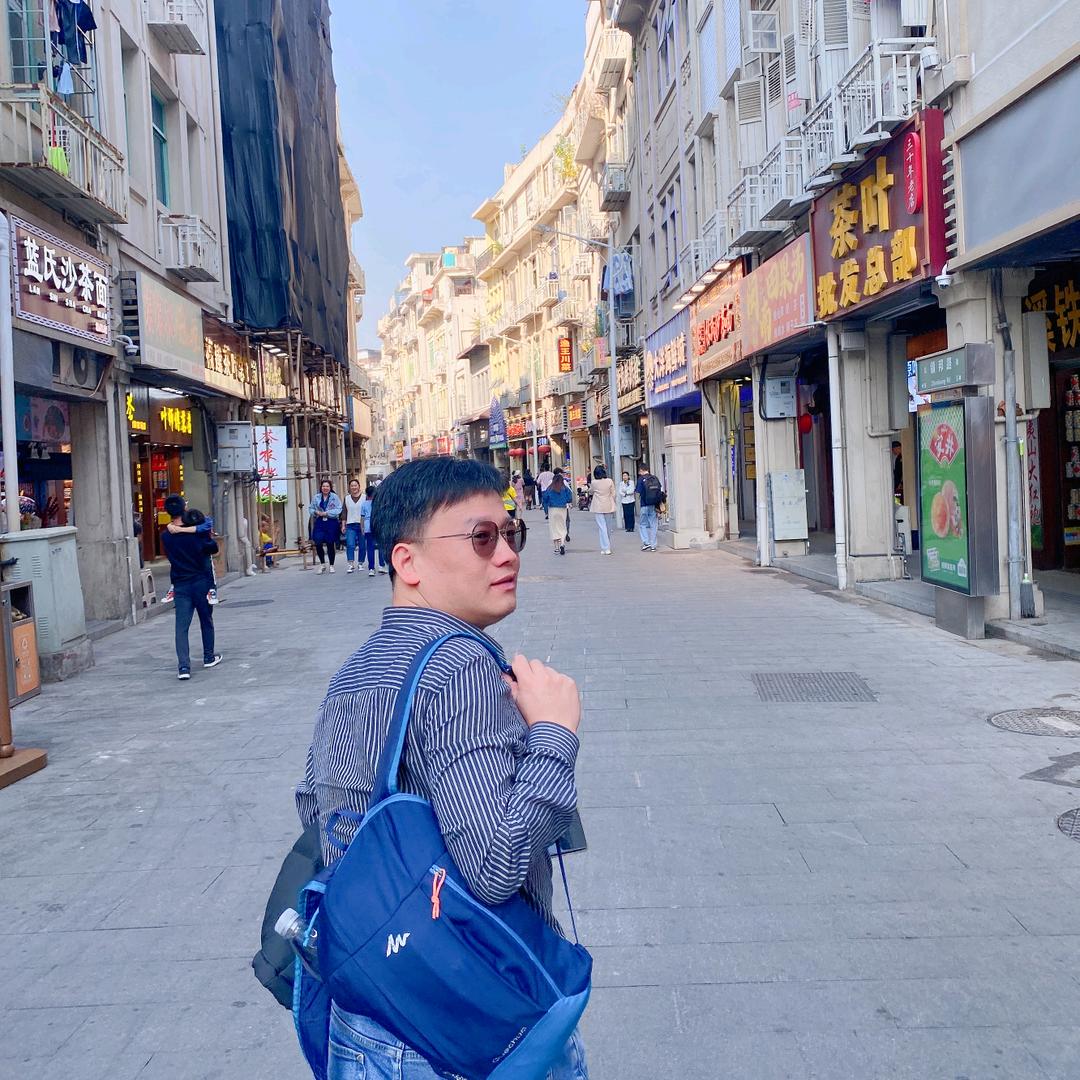 在上海杨之光奋斗的小小熊