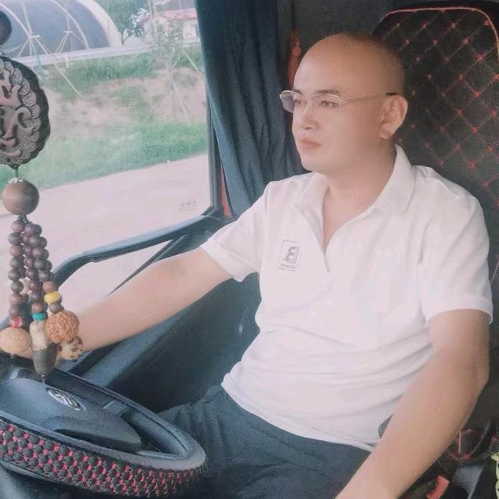 跑货车的光头哥