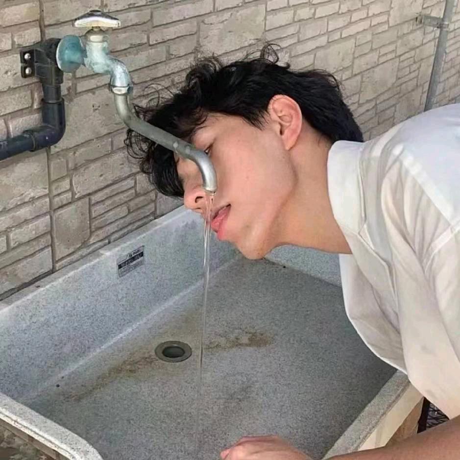 枯草坠入秋叶