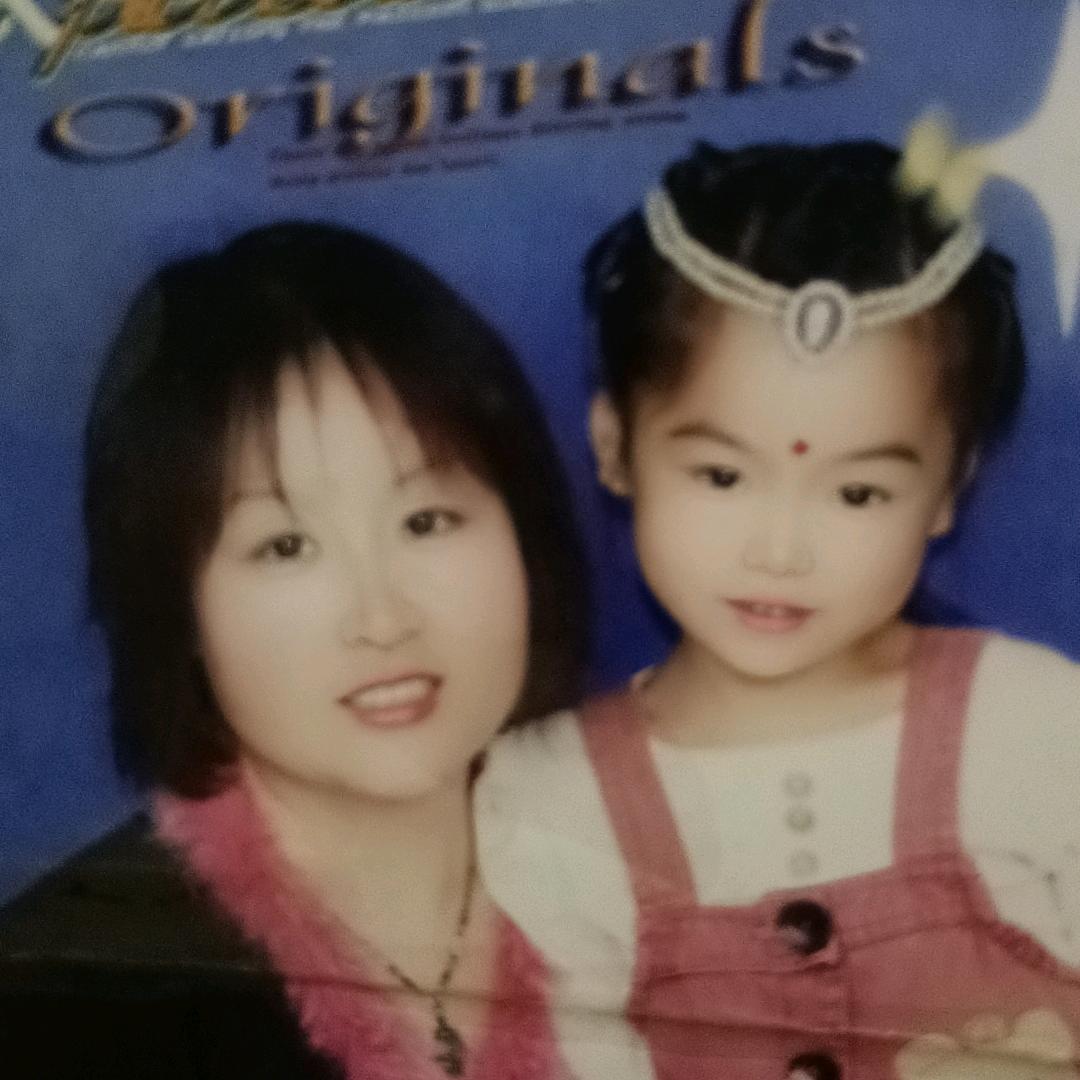 村里有个姑娘叫小芳。