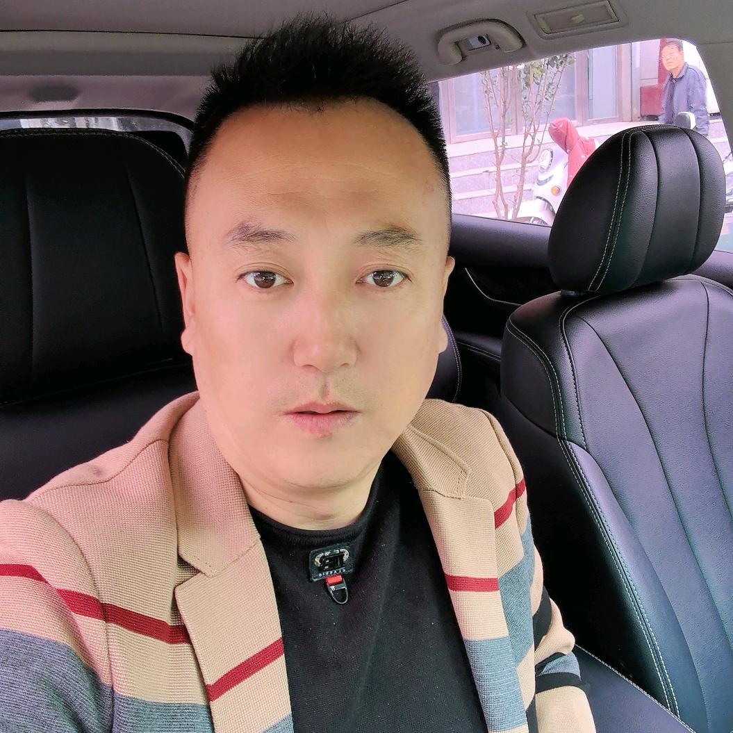 笑着退场