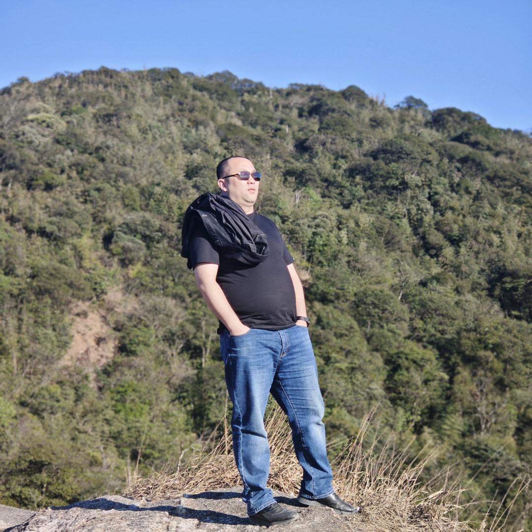 只饮烈酒不谈过往