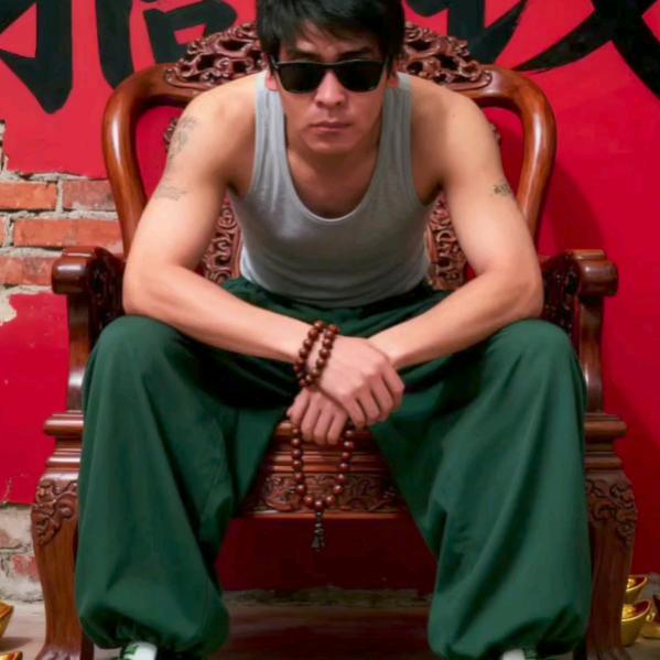 坐在坟头 调戏娘们